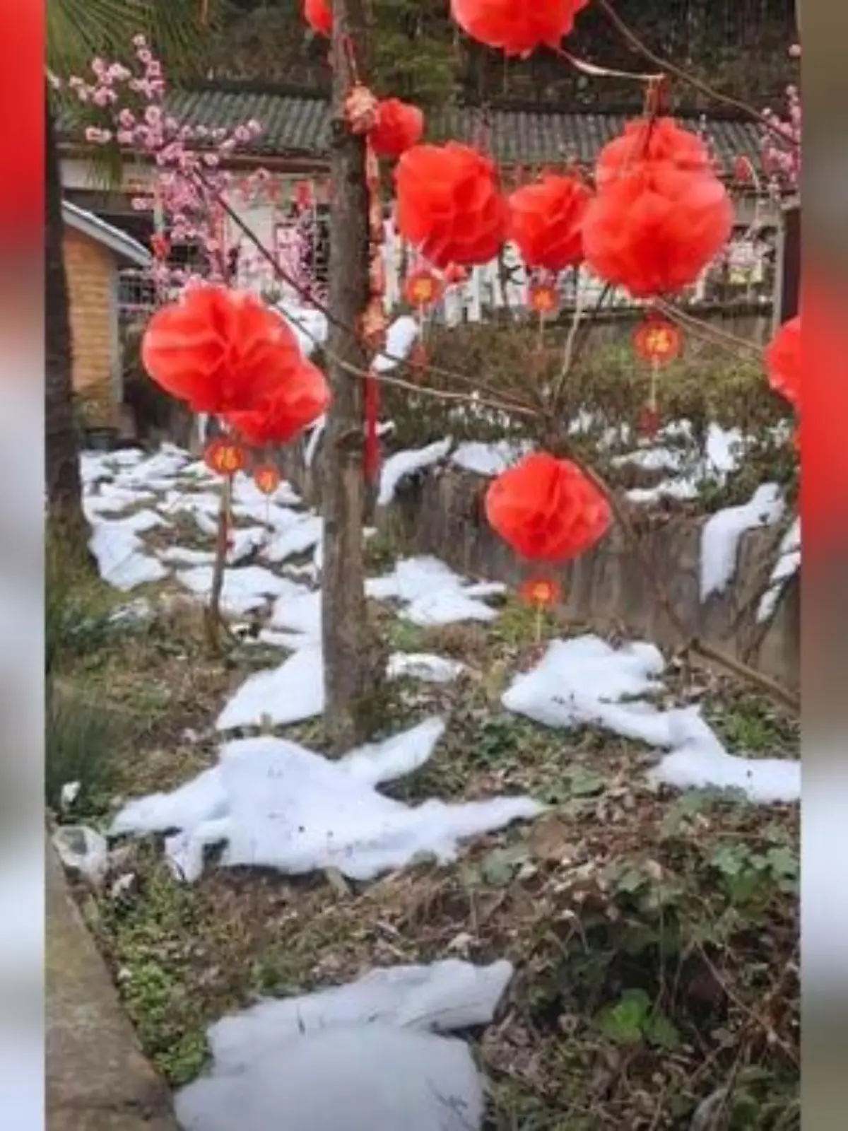 Bild zu: "Watte und Seife statt Schnee! Fake-Winterdorf täuscht Touristen"