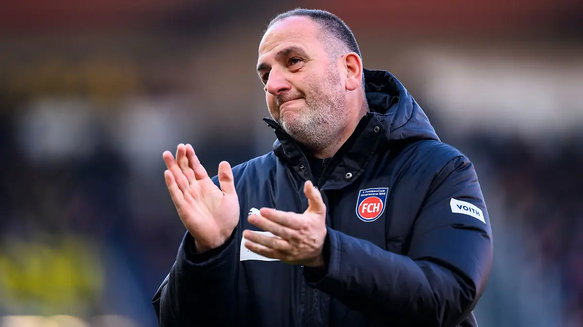 Frank Schmidt strebt mit dem 1. FC Heidenheim den Achtelfinaleinzug in der Conference League an.