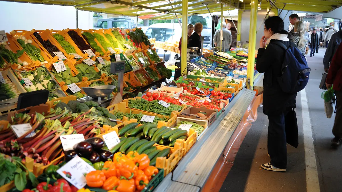 Eine junge Frau steht am Freitag (27.05.2011) vor dem Verkaufsstand eines Gemüsehändlers auf einem Hamburger Wochenmarkt. Die Bauern im Norden Deutschlands werfen wegen des EHEC-Erregers tonnenweise Salatköpfe, Tomaten und Gurken auf den Müll. Obwohl spanische Importgurken als ein Träger des gefährlichen Darmkeims EHEC identifiziert worden sind, seien die Verbraucher auch bei deutschem Gemüse noch sehr skeptisch. Foto: Christian Charisius dpa/lno  +++(c) dpa - Bildfunk+++
