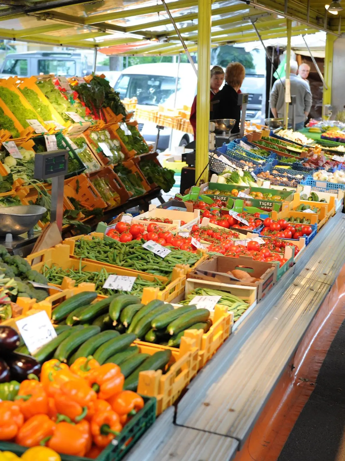 Eine junge Frau steht am Freitag (27.05.2011) vor dem Verkaufsstand eines Gemüsehändlers auf einem Hamburger Wochenmarkt. Die Bauern im Norden Deutschlands werfen wegen des EHEC-Erregers tonnenweise Salatköpfe, Tomaten und Gurken auf den Müll. Obwohl spanische Importgurken als ein Träger des gefährlichen Darmkeims EHEC identifiziert worden sind, seien die Verbraucher auch bei deutschem Gemüse noch sehr skeptisch. Foto: Christian Charisius dpa/lno  +++(c) dpa - Bildfunk+++