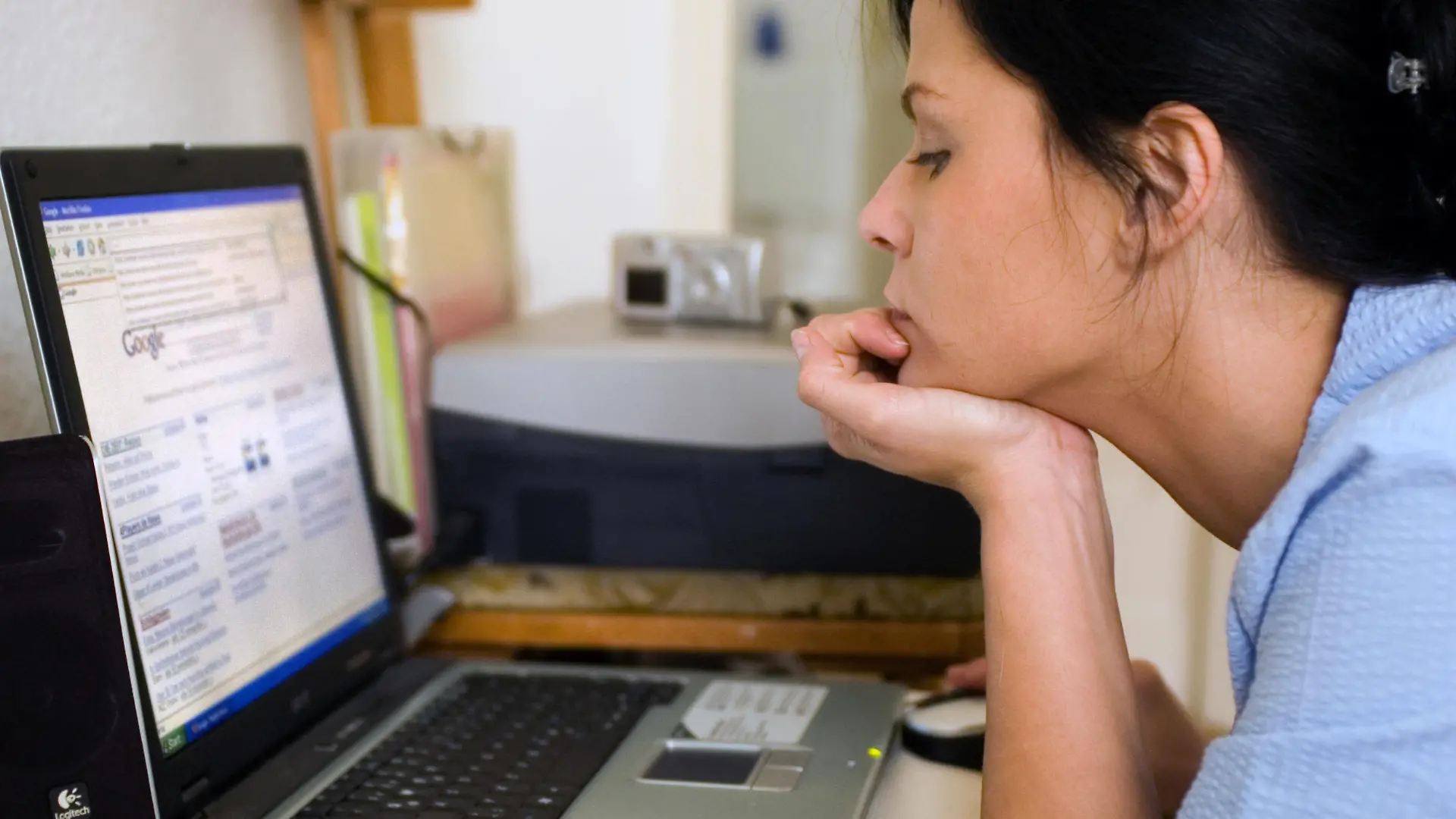 Eine junge Frau an einem Laptop in ihrer Wohnung (Illustrationsfoto zum Thema Frauen und Computer, Internet und Technik, Single - aufgenommen am 17.08.2006). Immer mehr Deutsche nutzen das Internet zur Partnersuche und zum Flirten - und zwar häufig erfolgreich, das ergab eine Exklusiv-Umfrage der wöchentlichen Frauenzeitschrift Mini aus der Bauer Verlagsgruppe. Foto: Hans Wiedl +++(c) dpa - Report+++