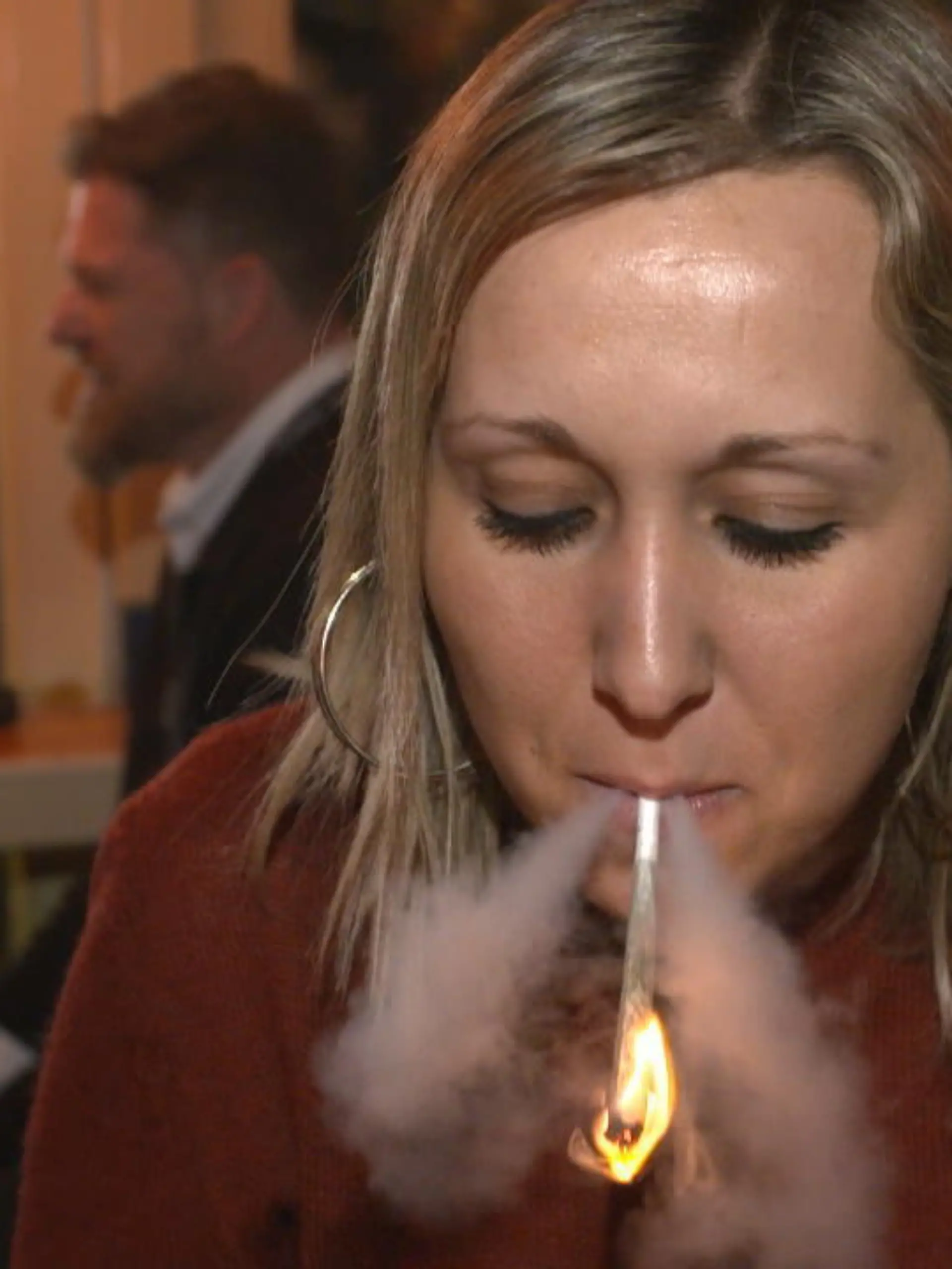 In vielen Ländern ist Cannabis schon lange legal und auch in Deutschland soll es bald so weit sein. Letztes Jahr hat die Bundesregierung nämlich beschlossen, die Droge zu legalisieren. Reporterin Marlena Busch wollte wissen, was passiert, wenn sie jeden Tag einen Joint raucht und hat das Experiment eine Woche lang, im wahrsten Sinne des Wortes, durchgezogen.