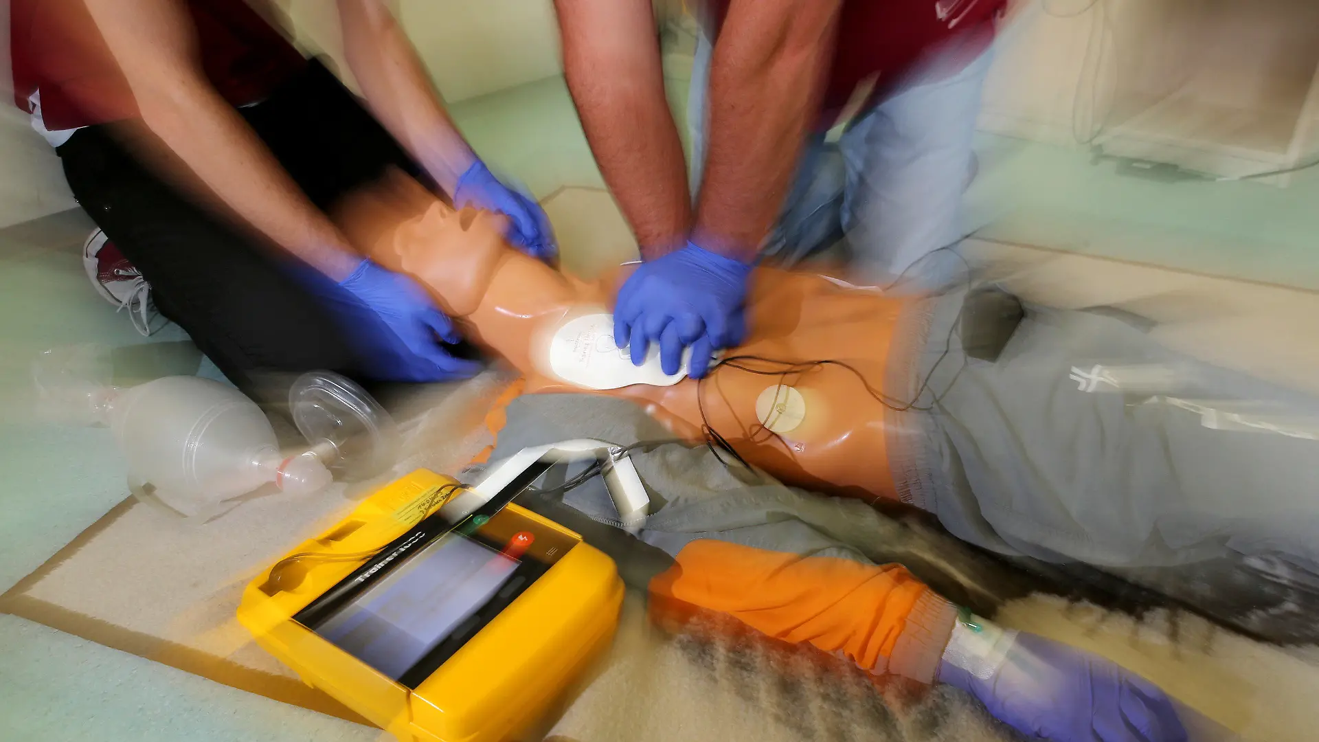 ARCHIV - 30.09.2015, Sachsen-Anhalt, Halle: Zwei Männer demonstrieren die Reanimation an einer Übungspuppe im Universitätsklinikum Halle/Saale, aufgenommen mit Zoomeffekt. In Sachsen-Anhalt sterben im Vergleich zu anderen Bundesländern besonders viele Menschen an einem Herzinfarkt. Das soll sich ändern, deswegen ist an diesem Dienstag in Halle ein Training unter dem Motto «Ein Leben retten (zu dpa «Mit etwas Übung leben Retten: Reanimationstraining in Halle »). Foto: Jan Woitas/zb/dpa +++ dpa-Bildfunk +++