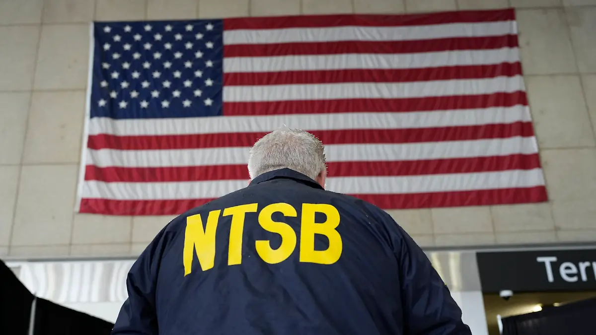 USA, Arlington: Todd Inman, Mitglied des National Transportation Safety Board (NTSB), steht vor einer US-Flagge während er mit Reportern am Ronald Reagan Washington National Airport spricht.