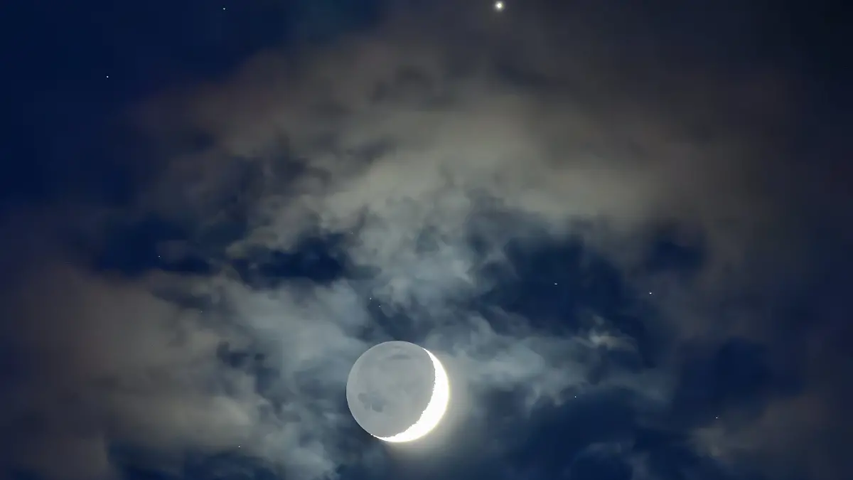 Die zu 16 Prozent sichtbare Mondsichel ist zusammen mit der Venus (am oberen Bildrand) am frühen Abendhimmel zu sehen.