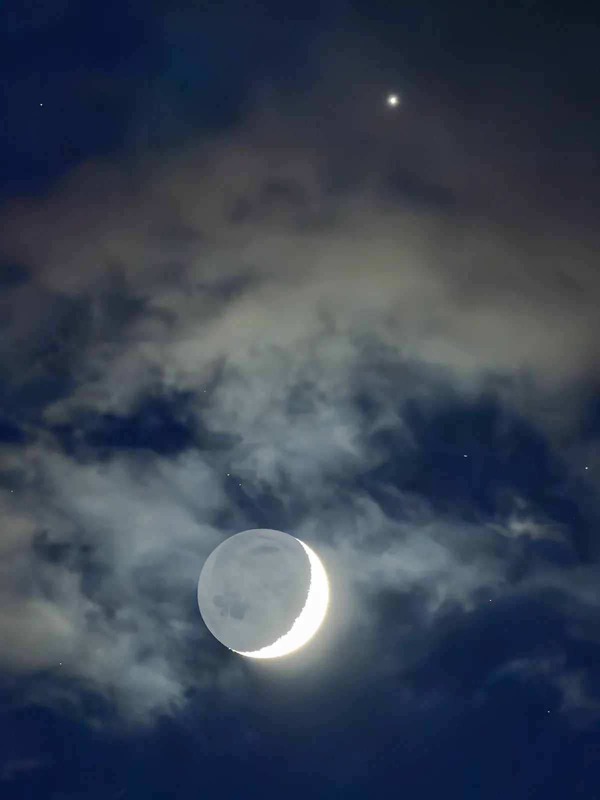 Die zu 16 Prozent sichtbare Mondsichel ist zusammen mit der Venus (am oberen Bildrand) am frühen Abendhimmel zu sehen.