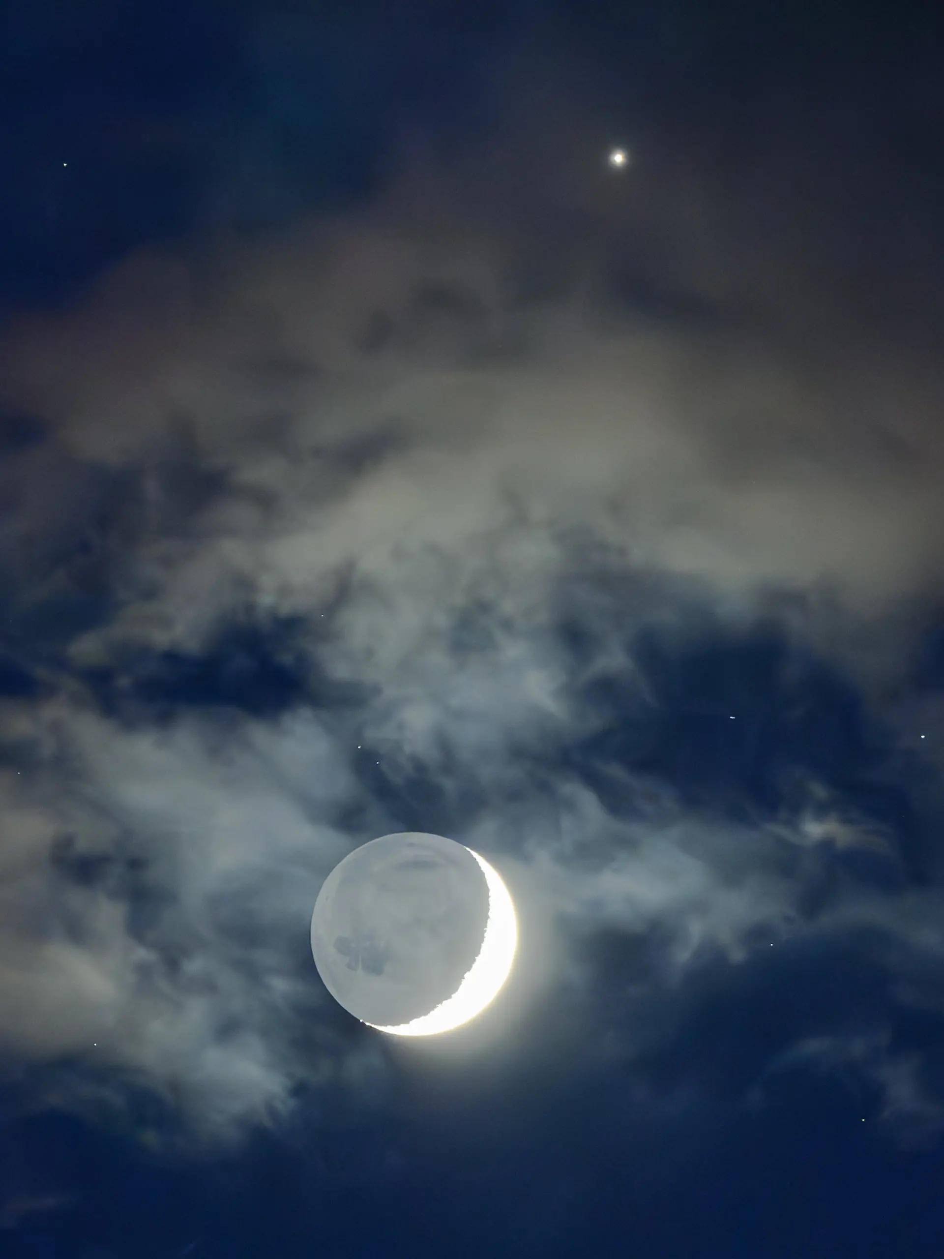 Die zu 16 Prozent sichtbare Mondsichel ist zusammen mit der Venus (am oberen Bildrand) am frühen Abendhimmel zu sehen.