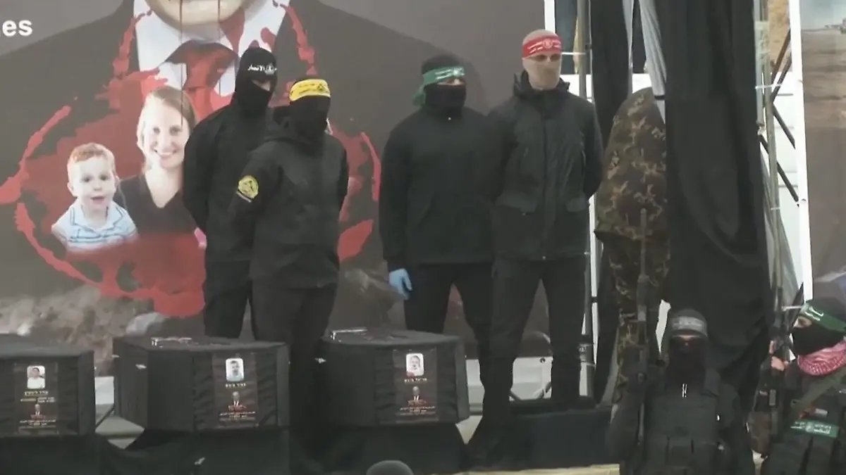 Auf einer extra errichteten Bühne werden die Särge mit den Toten von Hamas-Kämpfern aufgebahrt.