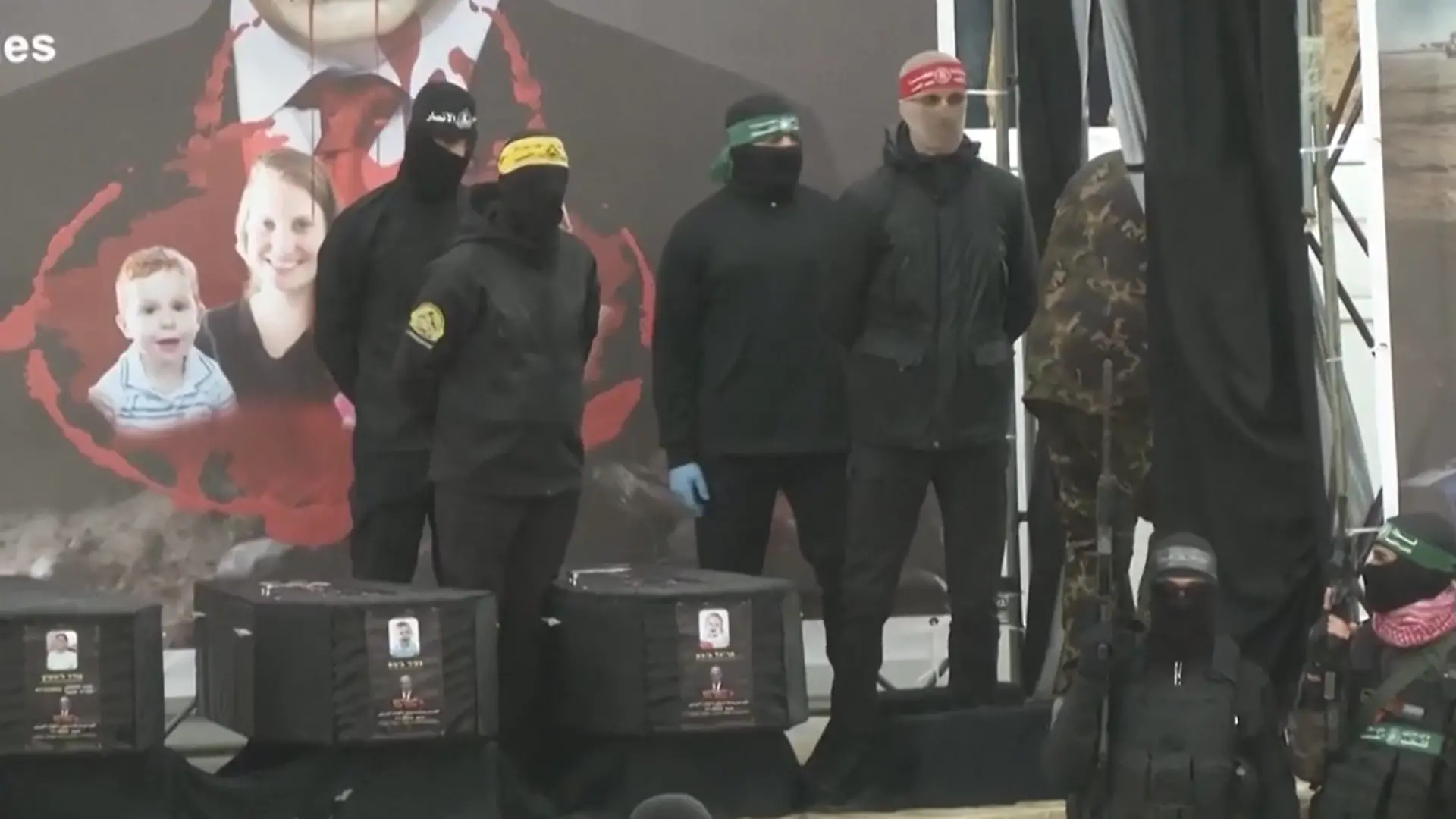 Auf einer extra errichteten Bühne werden die Särge mit den Toten von Hamas-Kämpfern aufgebahrt.