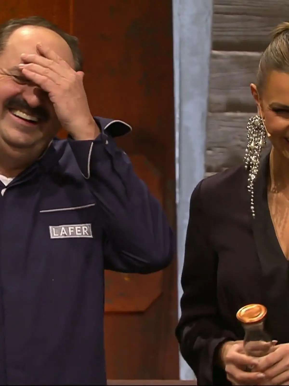 Bild zu: "Alle Mann in Deckung: Evelyn Burdecki gastiert wieder bei „Grill den Henssler""