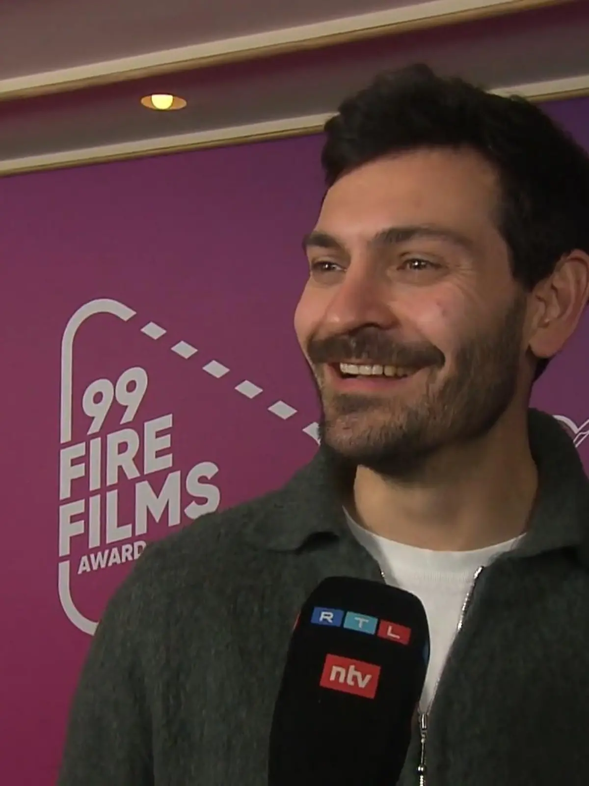 Jonas Hummels am RTL-Mikrofon auf der Berlinale 2025 
