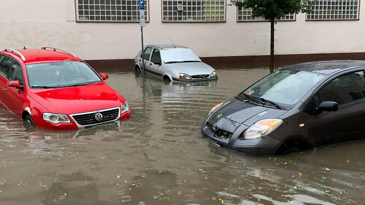 Die Autos in der Straße des Reporter wurden teilweise 100 Meter weiter gespült.