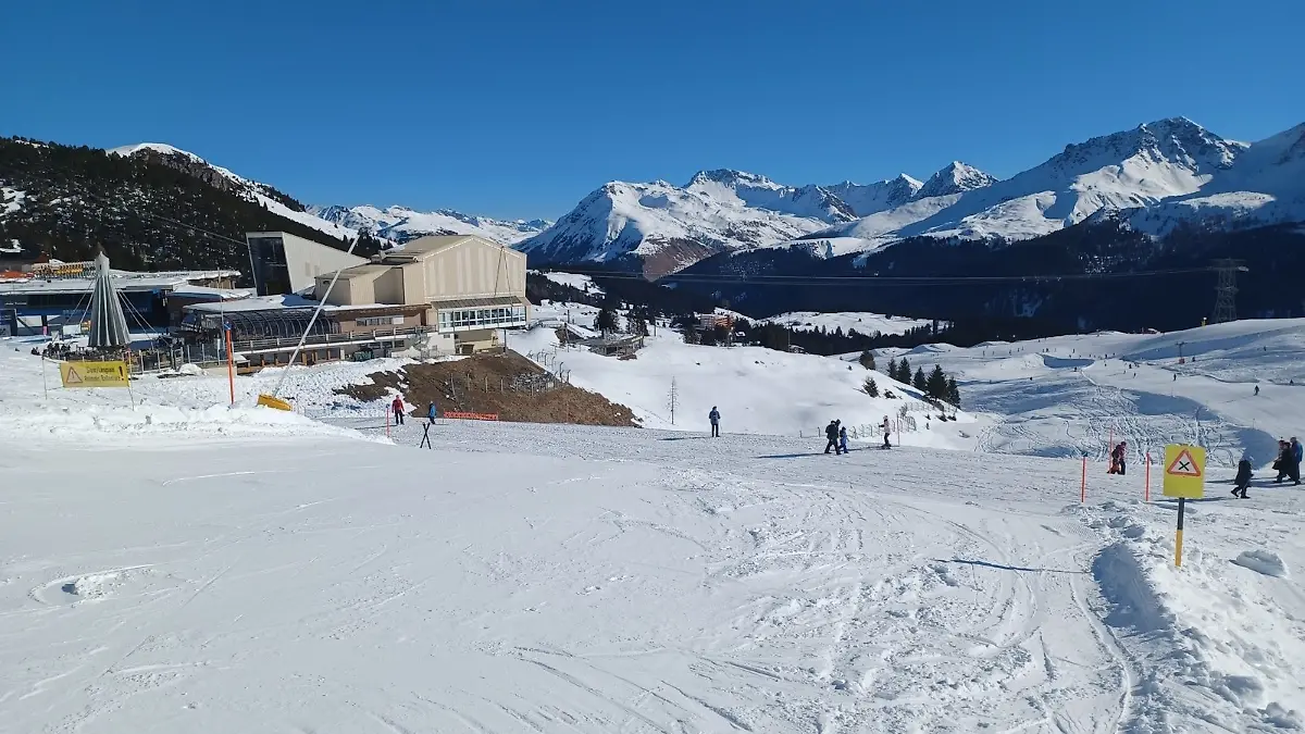 Auf dieser Piste in Arosa verunglückte ein Skifahrer aus Deutschland. Der Mann aus dem Raum Köln ist in den im Schweizer Kanton Graubünden tödlich verunglückt. Er sei ohne Fremdverschulden gestürzt, berichtete die Kantonspolizei Graubünden.