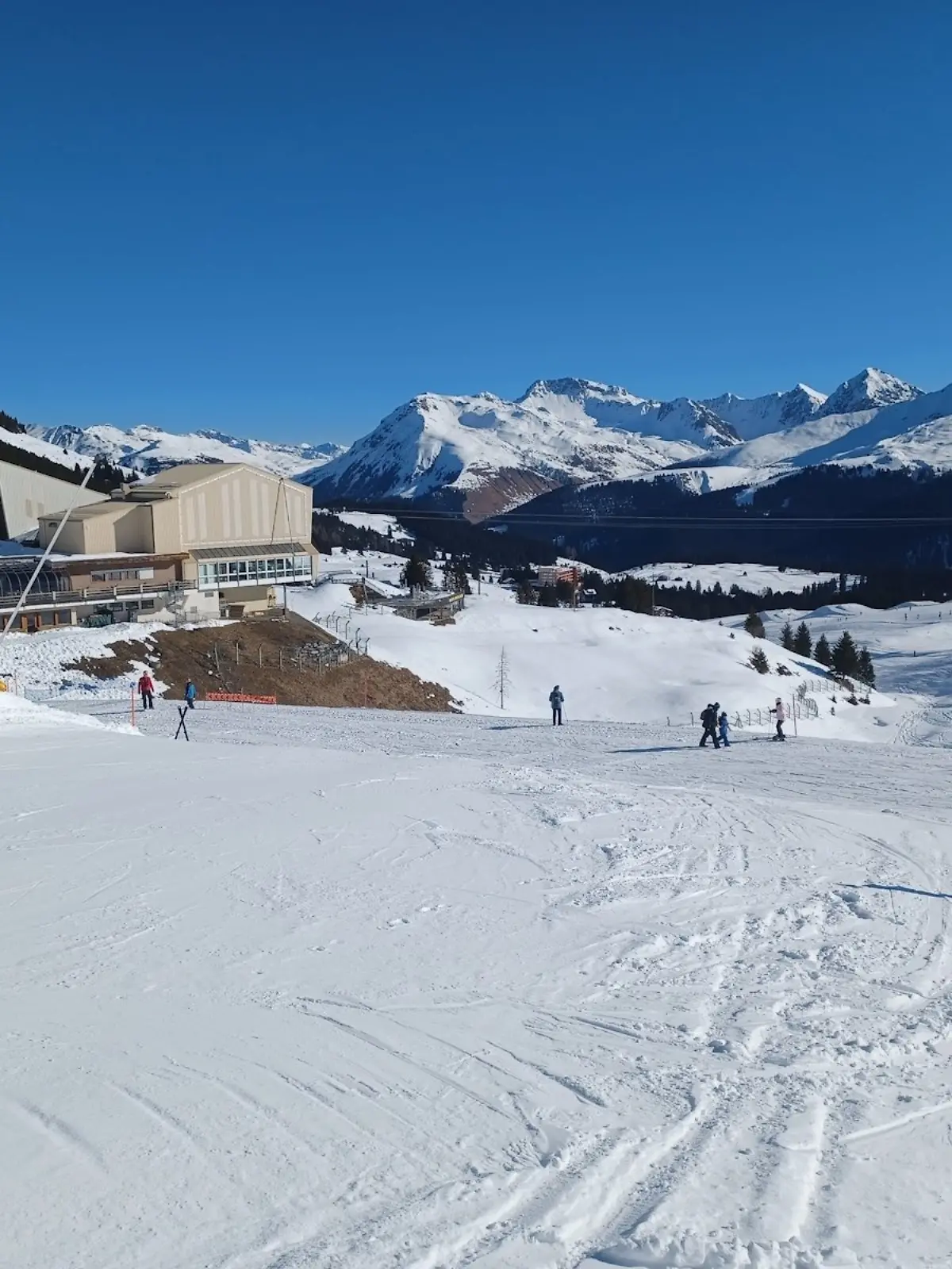 Auf dieser Piste in Arosa verunglückte ein Skifahrer aus Deutschland. Der Mann aus dem Raum Köln ist in den im Schweizer Kanton Graubünden tödlich verunglückt. Er sei ohne Fremdverschulden gestürzt, berichtete die Kantonspolizei Graubünden. 