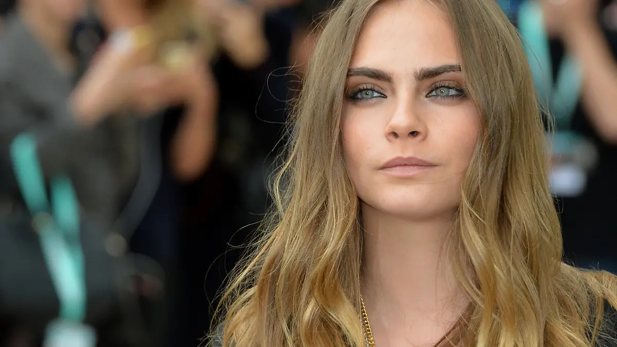 LONDON, ENGLAND - SEPTEMBER 21:  Cara Delevingne attends the Burberry Prorsum show during London Fashion Week Spring/Summer 2016/17 on September 21, 2015 in London, England.  (Photo by Anthony Harvey/Getty Images)