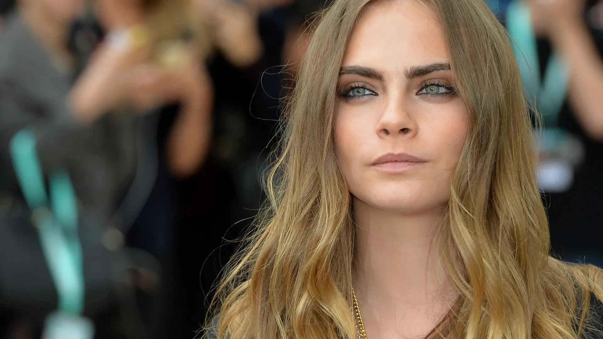 LONDON, ENGLAND - SEPTEMBER 21:  Cara Delevingne attends the Burberry Prorsum show during London Fashion Week Spring/Summer 2016/17 on September 21, 2015 in London, England.  (Photo by Anthony Harvey/Getty Images)