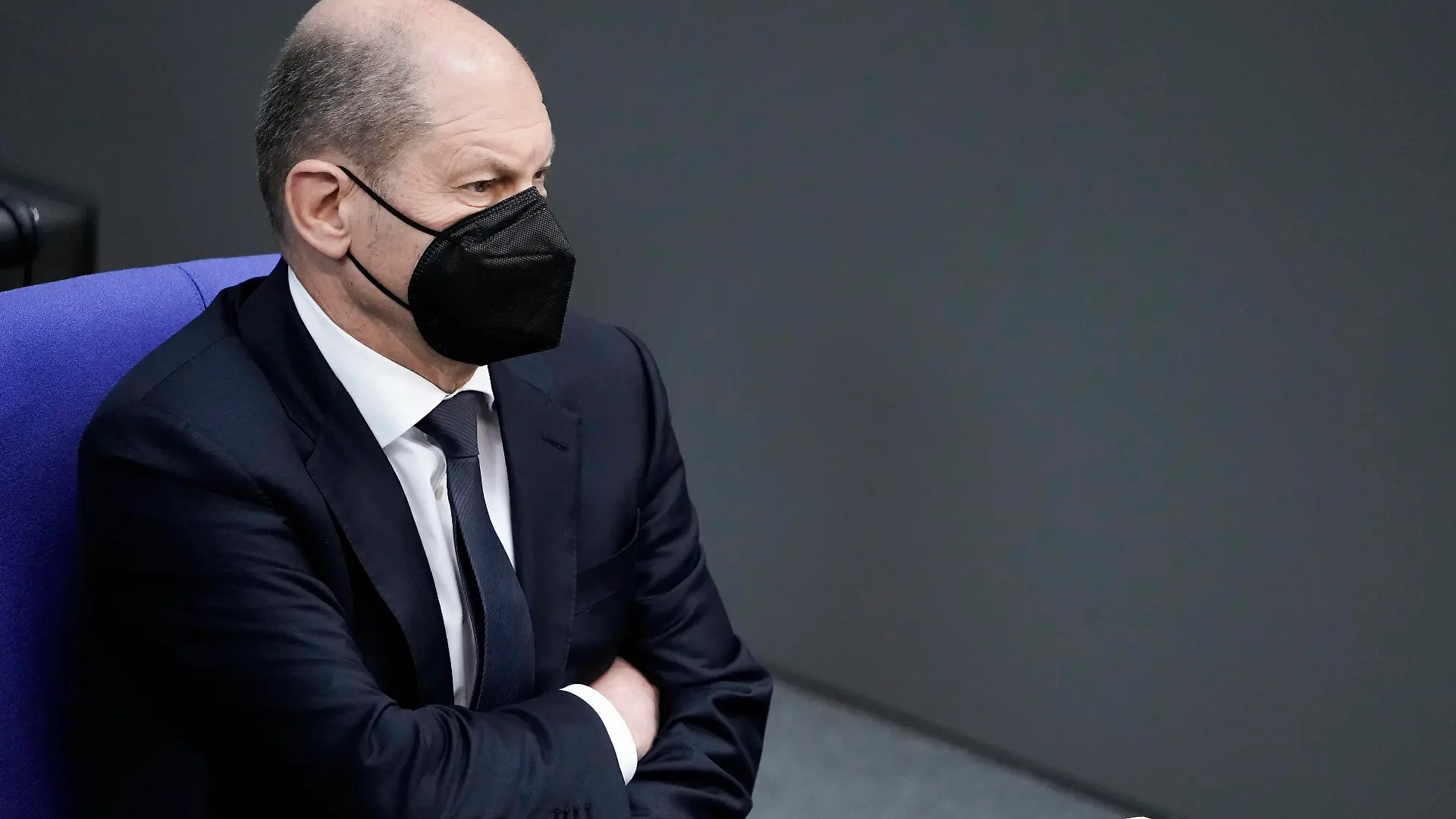 27. Bundestagssitzung und Debatte in Berlin Aktuell,06.04.2022 Berlin, Bundeskanzler Olaf Scholz SPD im Portrait auf der Regierungsbank bei der Befragung der Bundesregierung des Bundeskanzleramt bei der 27. Sitzung des Deutschen Bundestag in Berlin Berlin Berlin Deutschland *** 27 Bundestag session and debate in Berlin News,06 04 2022 Berlin, Chancellor Olaf Scholz SPD in portrait on the government bench during the questioning of the Federal Government of the Chancellery at the 27 session of the German Bundestag in Berlin Berlin Germany