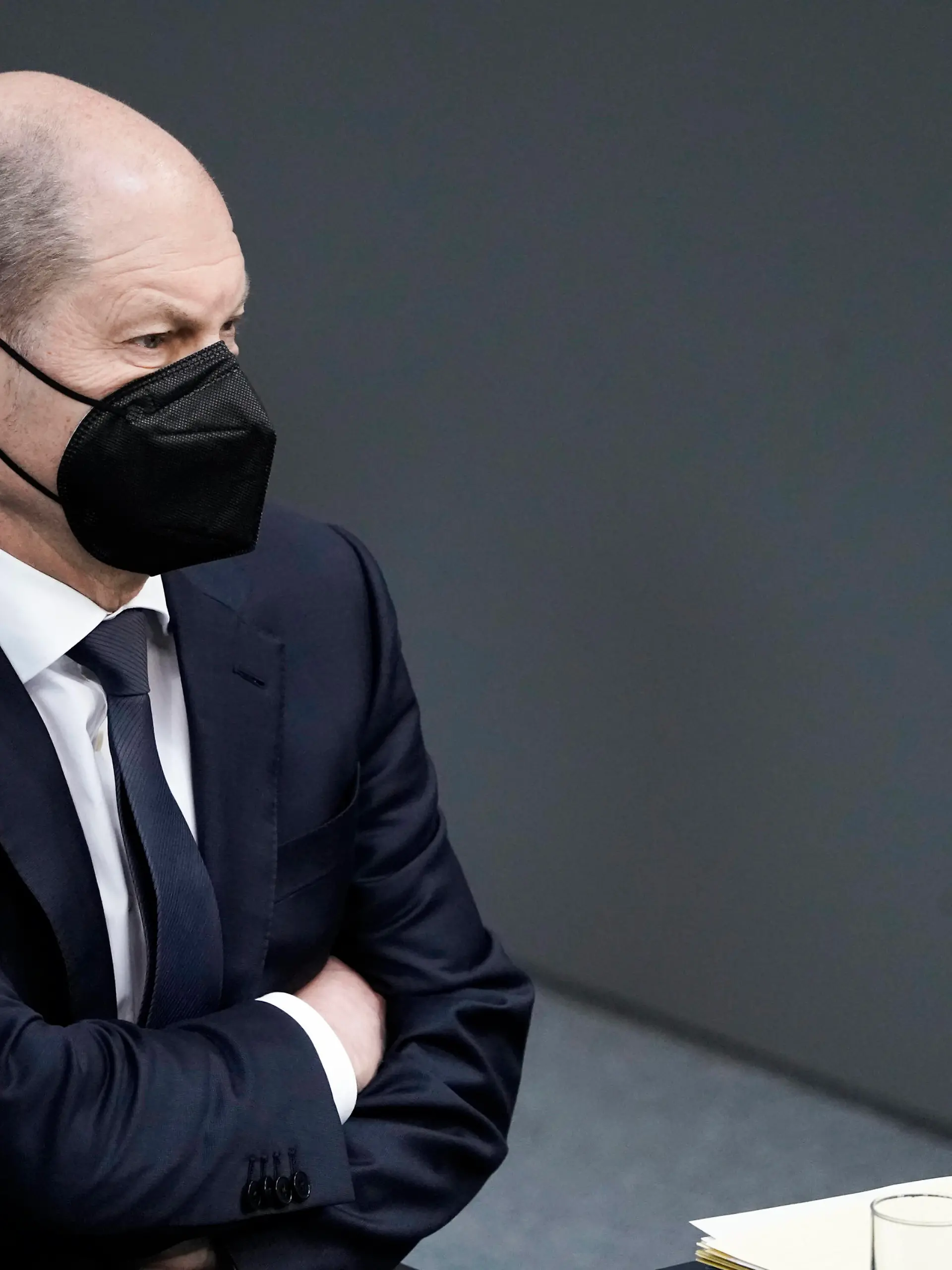 27. Bundestagssitzung und Debatte in Berlin Aktuell,06.04.2022 Berlin, Bundeskanzler Olaf Scholz SPD im Portrait auf der Regierungsbank bei der Befragung der Bundesregierung des Bundeskanzleramt bei der 27. Sitzung des Deutschen Bundestag in Berlin Berlin Berlin Deutschland *** 27 Bundestag session and debate in Berlin News,06 04 2022 Berlin, Chancellor Olaf Scholz SPD in portrait on the government bench during the questioning of the Federal Government of the Chancellery at the 27 session of the German Bundestag in Berlin Berlin Germany