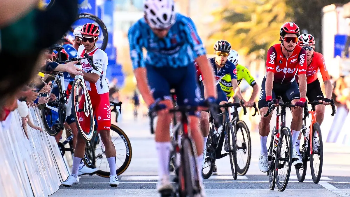 Chaos bei der Radrundfahrt Volta Algarve am Ende der ersten Etappe in Lagos.