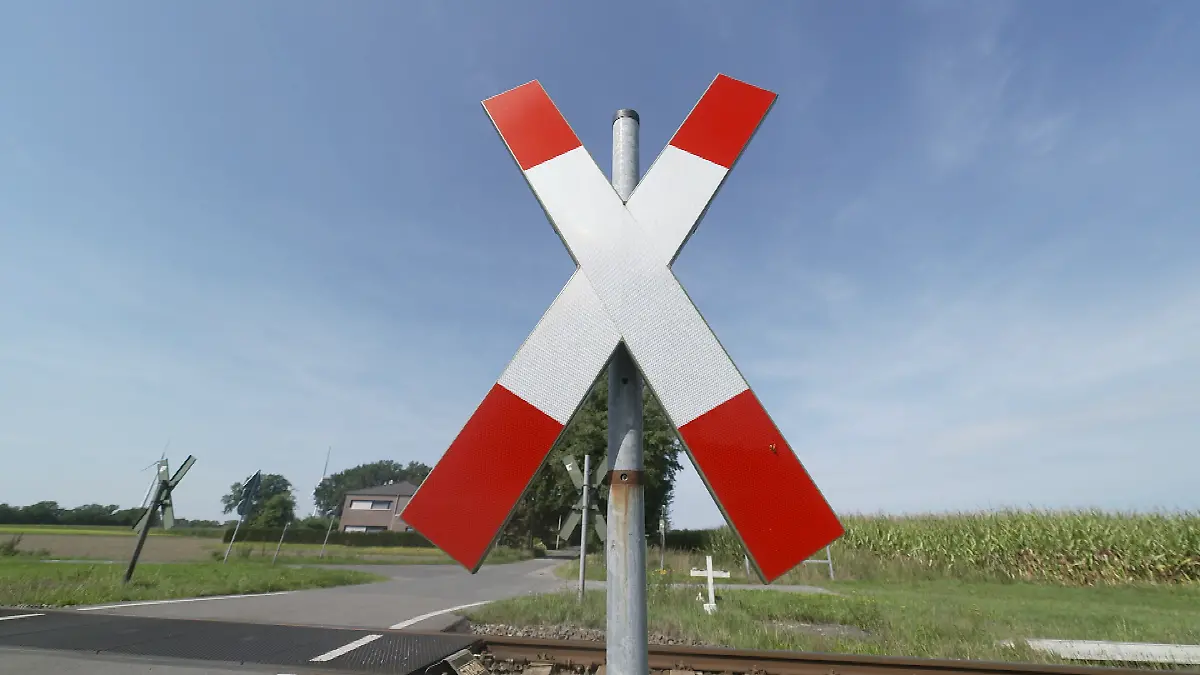 An einem Bahnübergang kommt es zu dem Unfall. (Symbolbild)