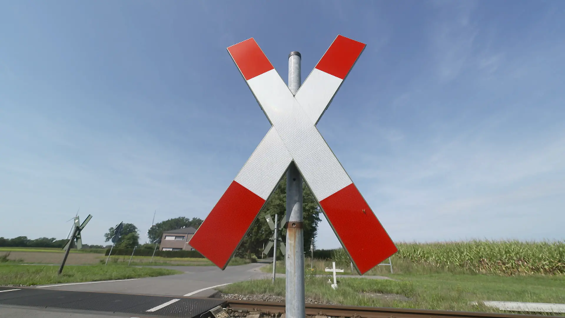 An einem Bahnübergang kommt es zu dem Unfall. (Symbolbild)