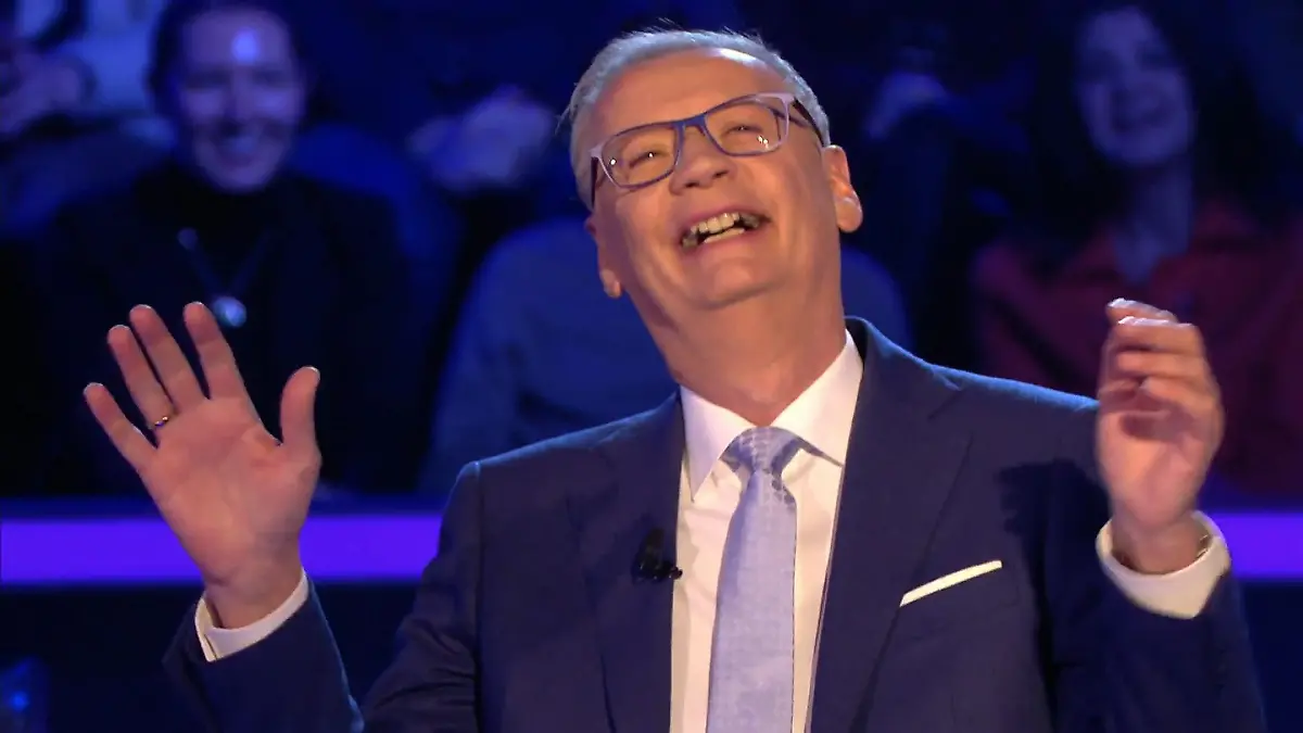 „Wer wird Millionär?”-Moderator hat Spaß bei dem Gedanken, dass auch seine Zuschauer zu Hause jetzt alle auf einem Bein stehen