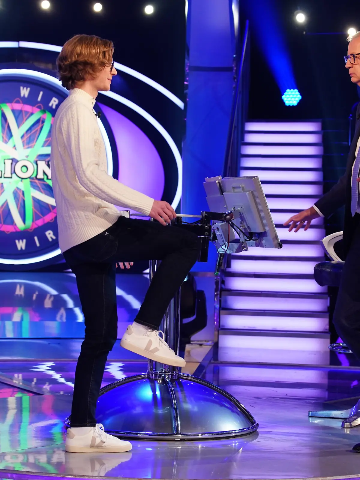 „Wer wird Millionär?”-Kandidat Niklas Erkes (l.) und Moderator Günther Jauch machen den Flamingo-Test