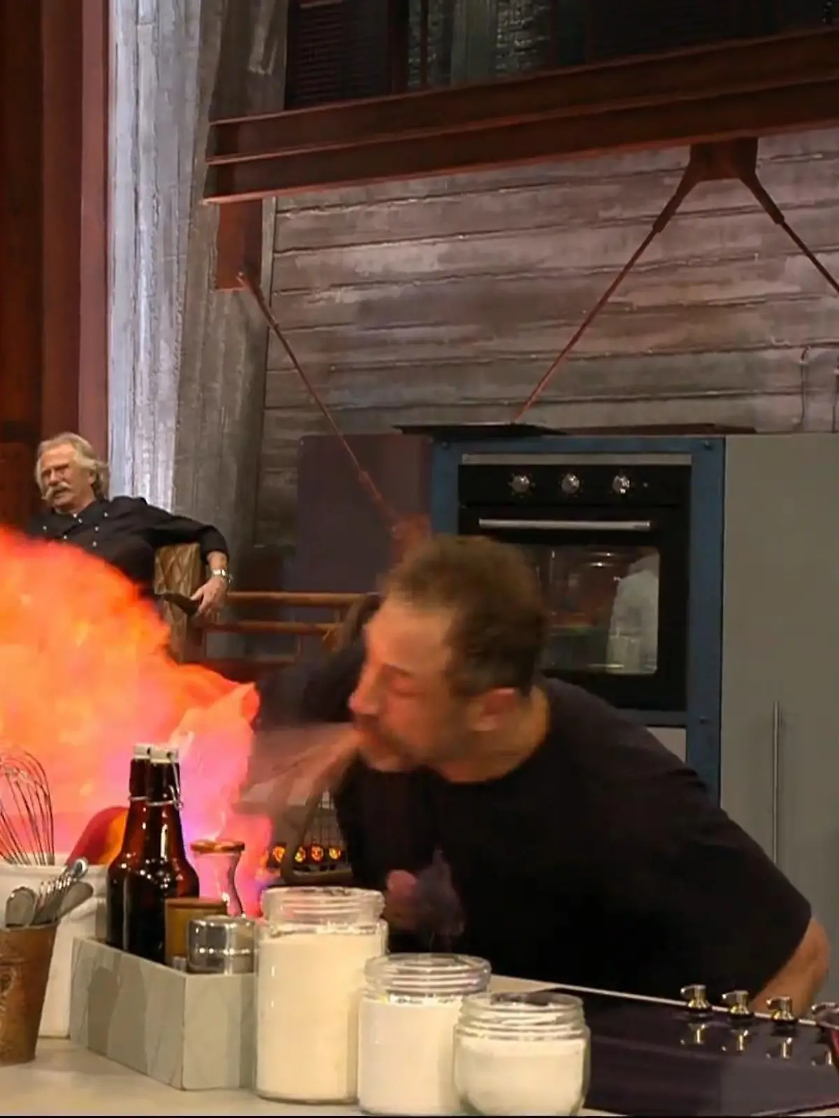 Bild zu: "Evil Jared kocht eben irgendwie anders. Das gilt auch fürs Flambieren."