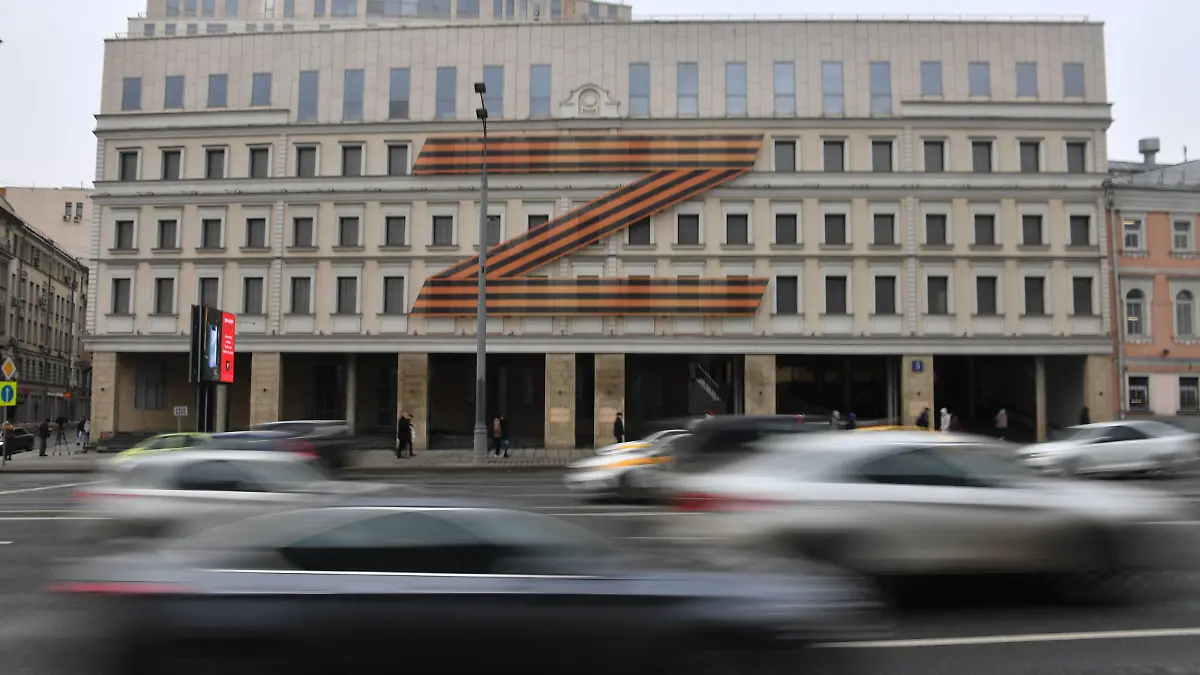 Russia, Moscow. Sign Z in support of Russian Armed Forces in Ukraine on a facade of the Moscow Oleg Tabakov Theatre. KomsomolskayaxPravda 20220330_gaf_rk39_038.jpg