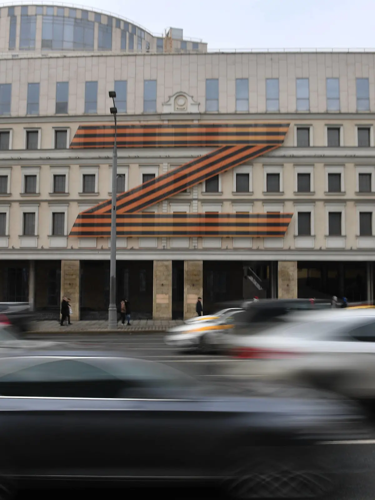  Russia, Moscow. Sign Z in support of Russian Armed Forces in Ukraine on a facade of the Moscow Oleg Tabakov Theatre. KomsomolskayaxPravda 20220330_gaf_rk39_038.jpg