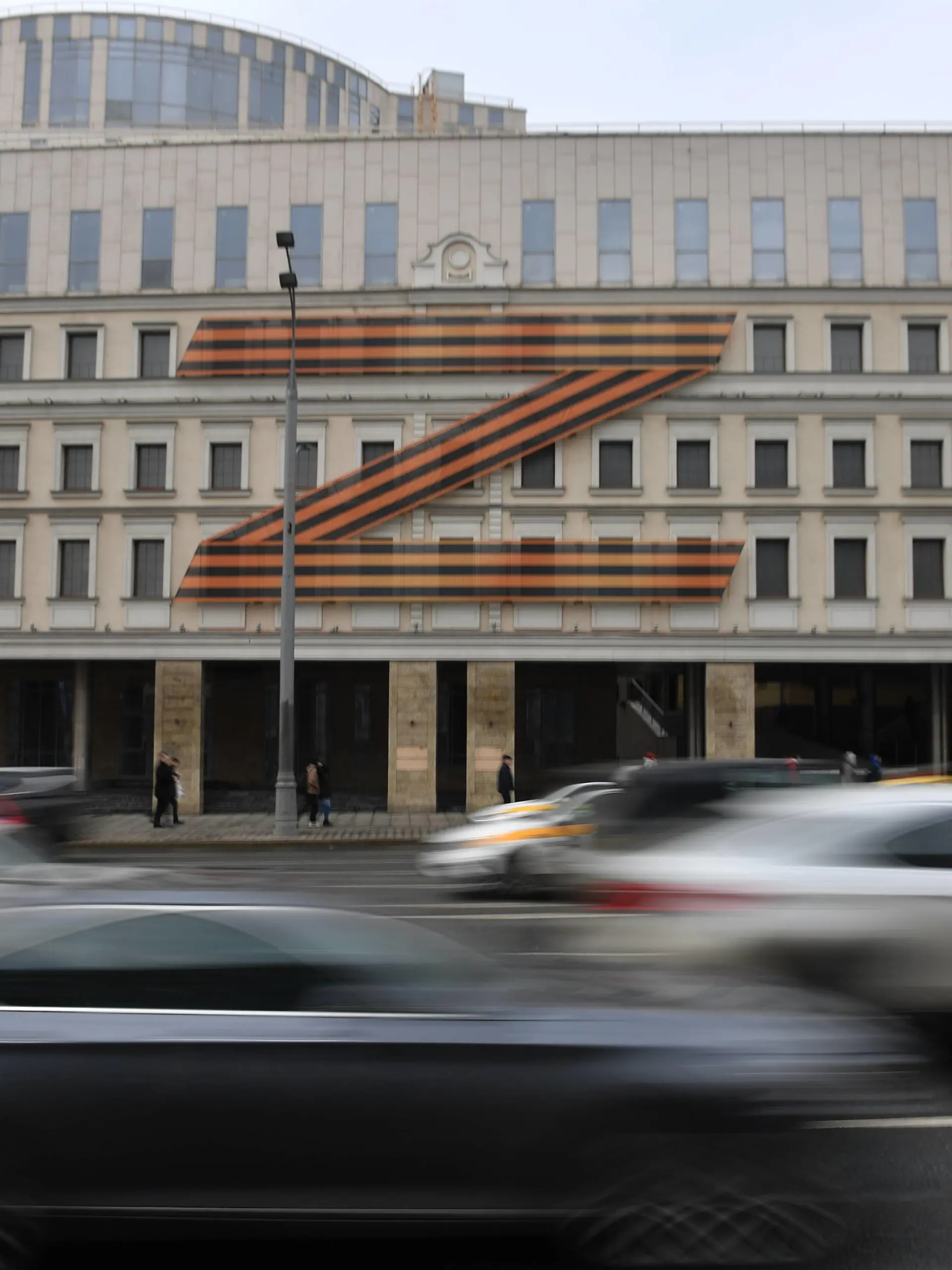  Russia, Moscow. Sign Z in support of Russian Armed Forces in Ukraine on a facade of the Moscow Oleg Tabakov Theatre. KomsomolskayaxPravda 20220330_gaf_rk39_038.jpg