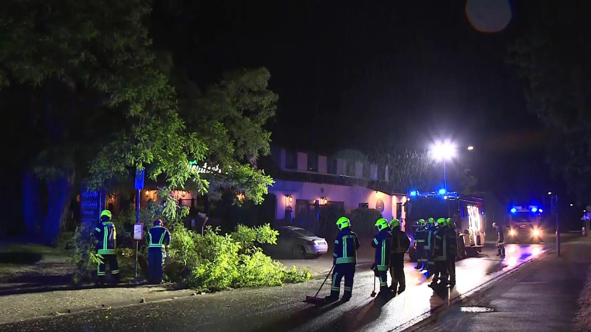 Auch ein Baum ist umgekippt und hat ein Dach beschädigt.