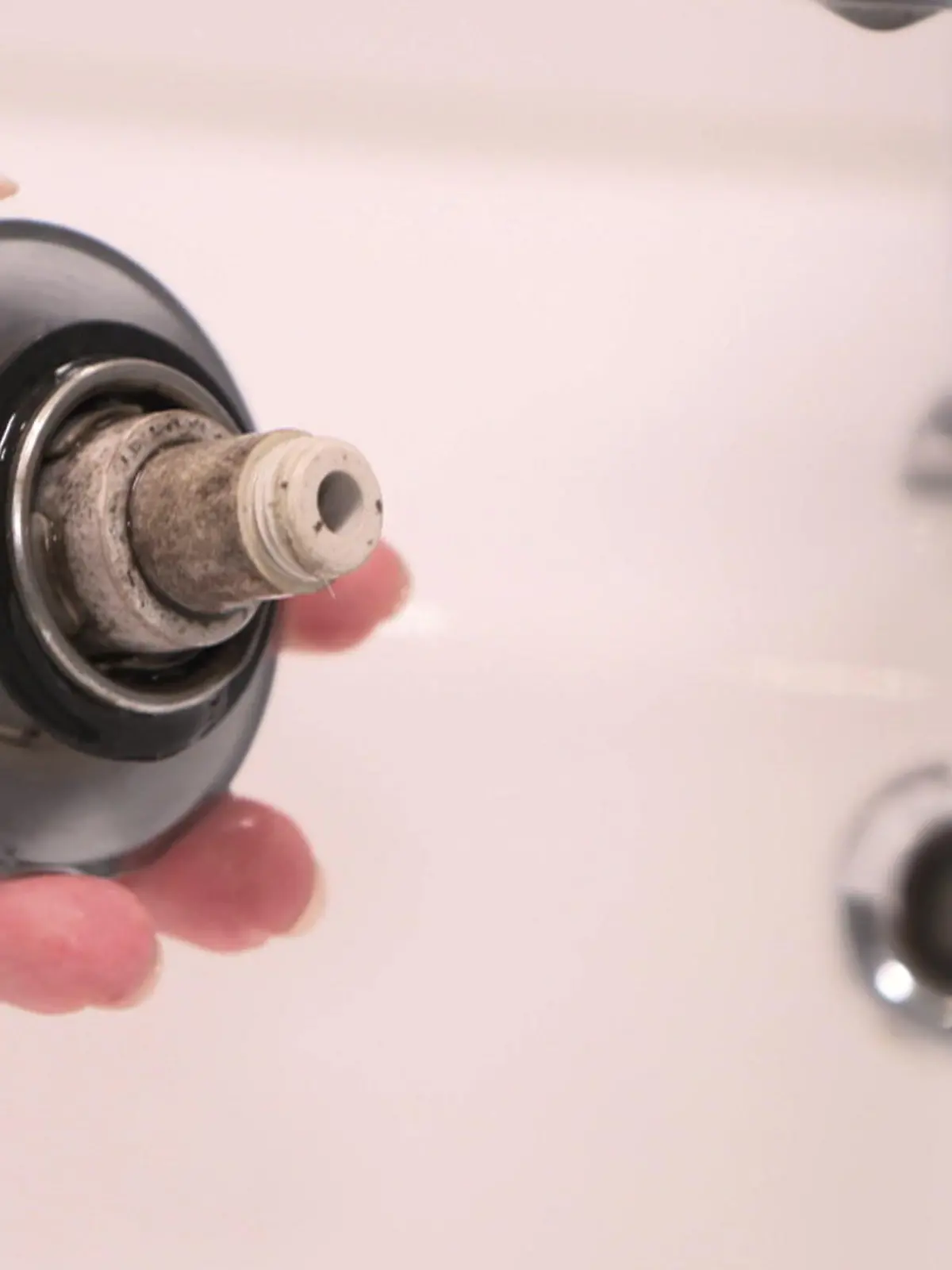 Schimmel im Badezimmer? Unsere Expertin gibt Tipps, wie ihr den schnell wieder loswerdet. 