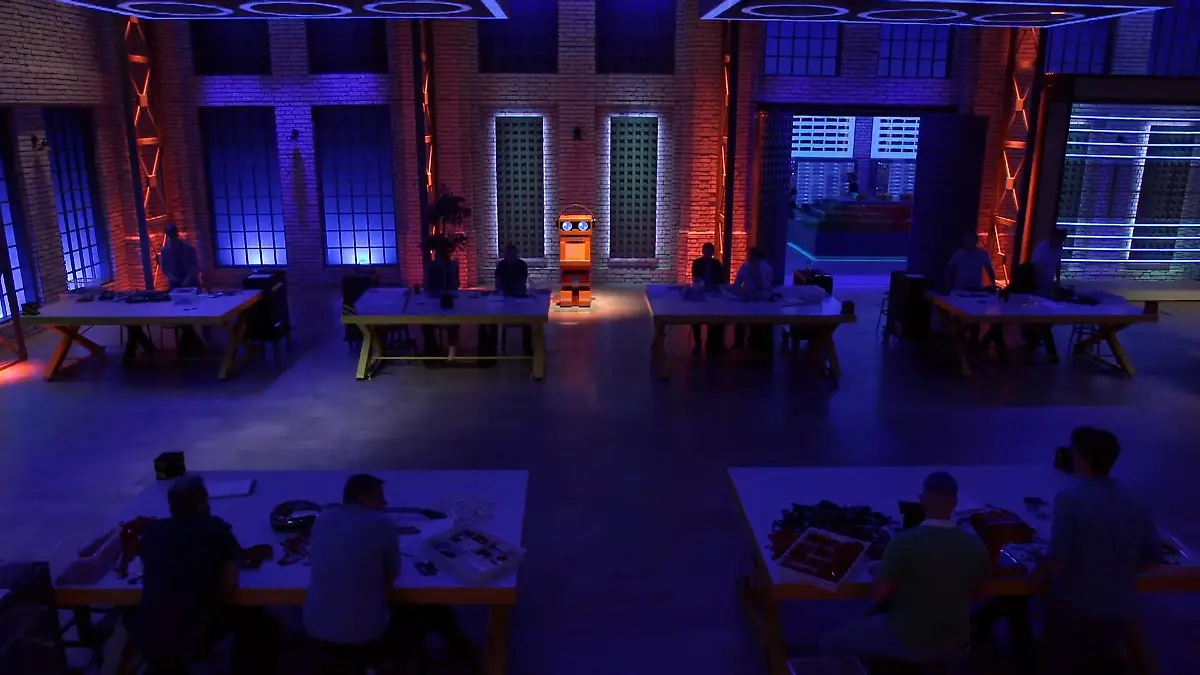 Roboter Bert meldet sich mit einer Aufgabe Vier Stunden Restzeit