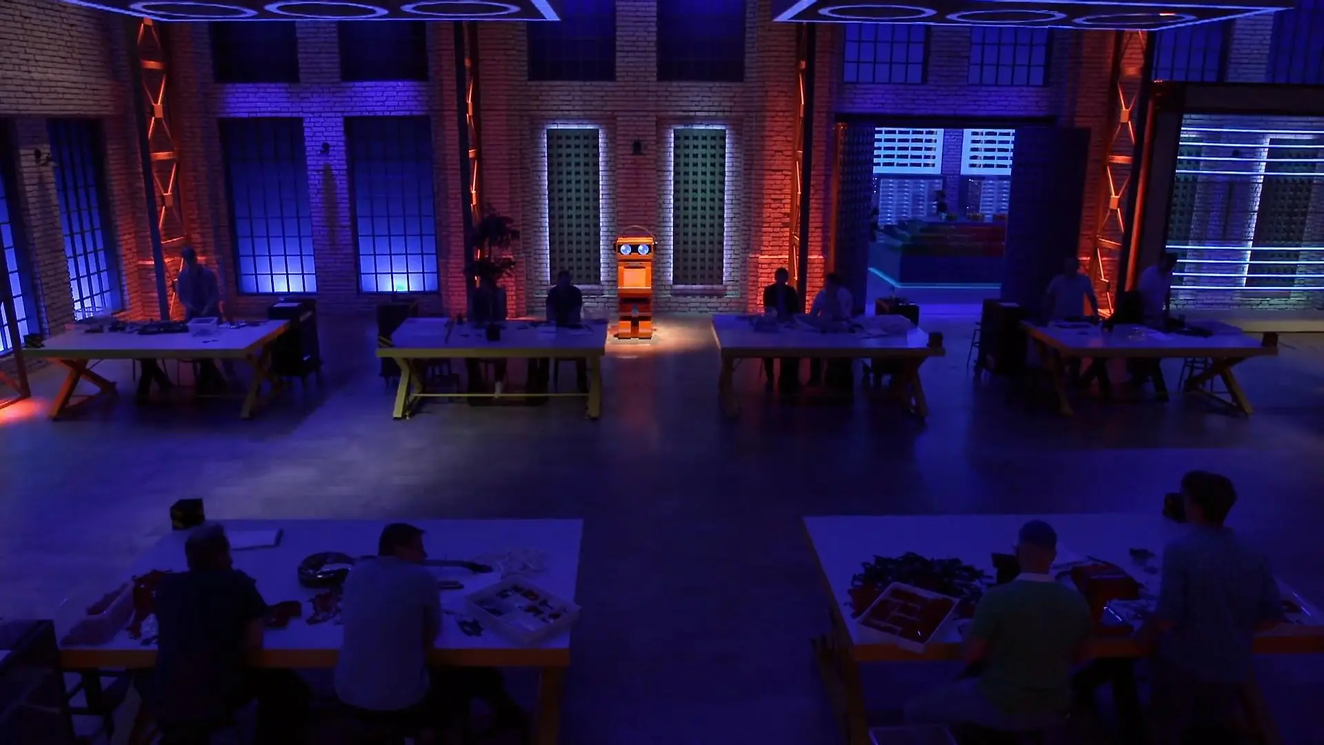 Roboter Bert meldet sich mit einer Aufgabe Vier Stunden Restzeit