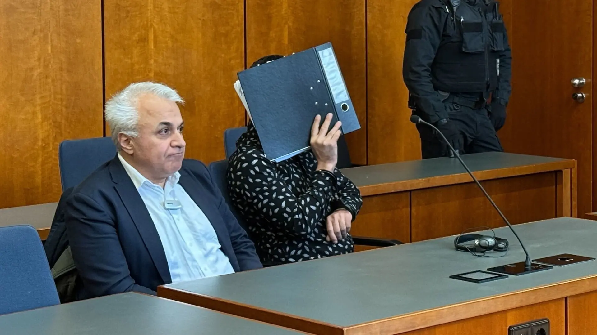 Mann (40) tötet Ehefrau mit 23 Messerstichen im Schlaf.