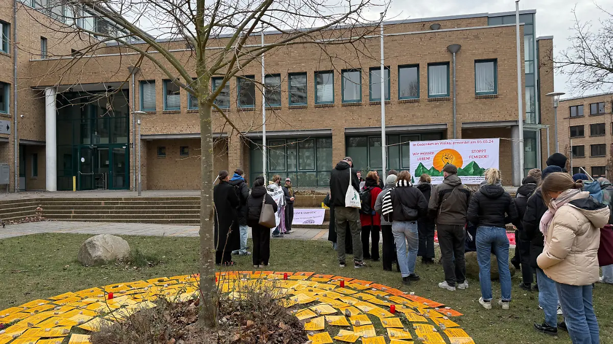 Mahnwache vor Gerichtsgebäude in Göttingen.