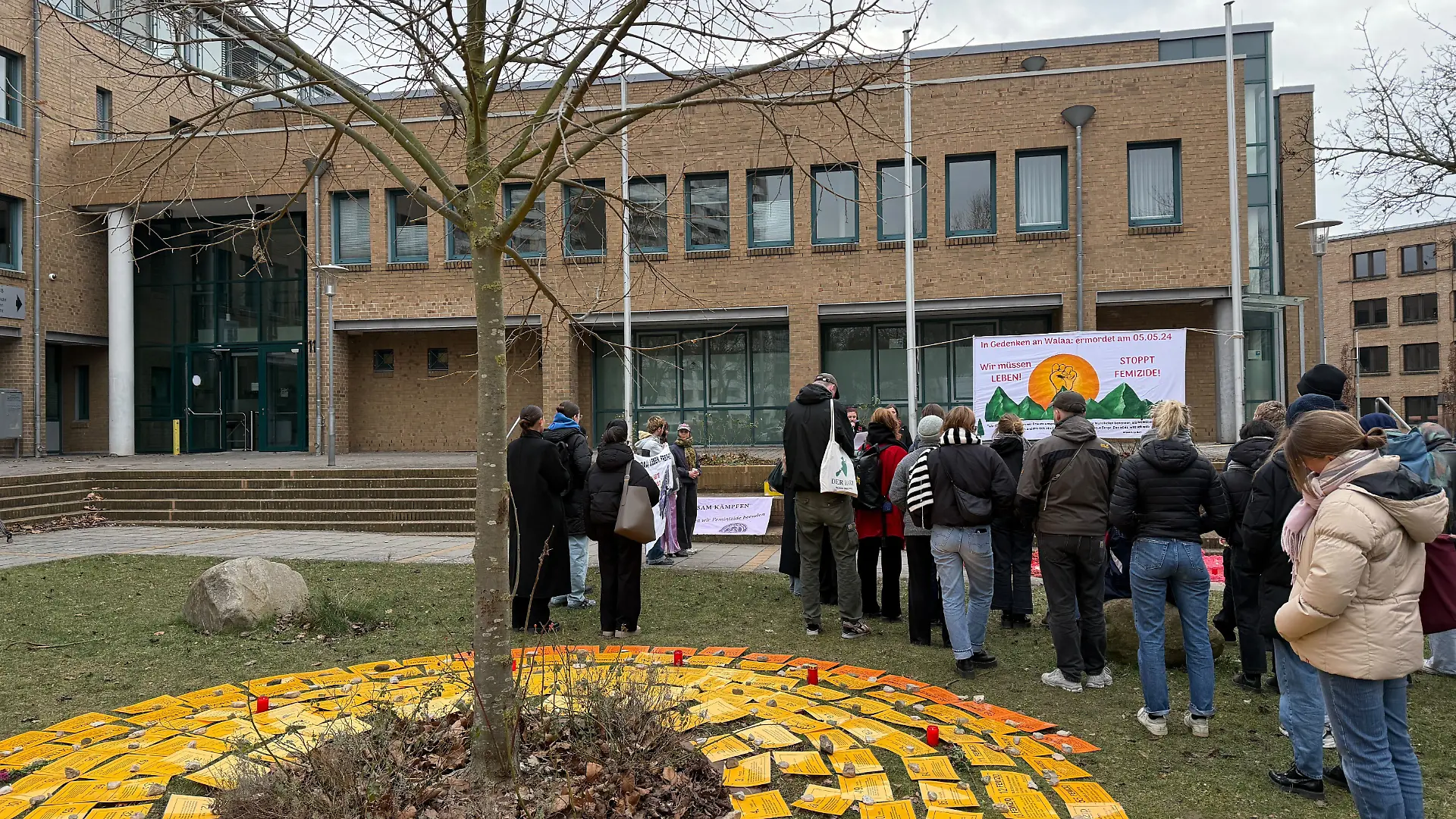 Mahnwache vor Gerichtsgebäude in Göttingen.