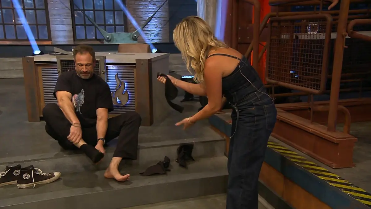 Evelyn leiht sich Evils Socken "Die sind aber ein bisschen schwitzig"