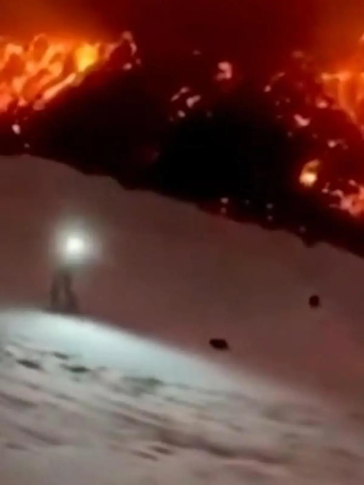 Bei Schnee und Lava?! Skifahrer brettern Vulkan hinunter