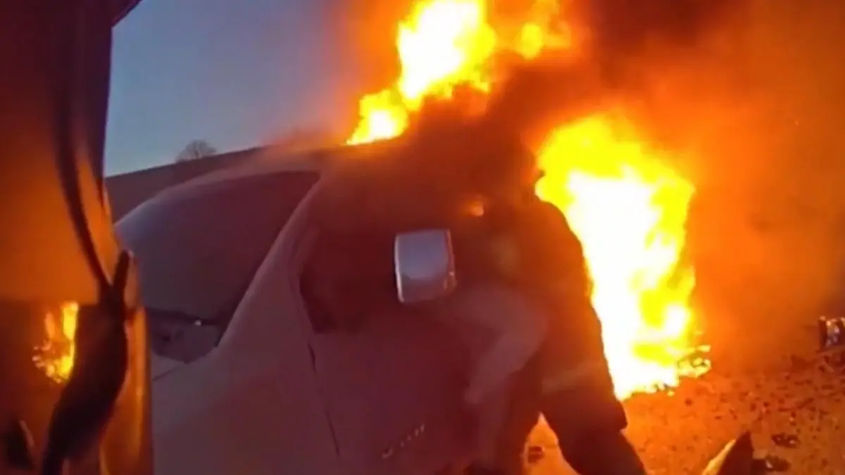 Alles steht in Flammen! Retter ziehen Frau aus Feuer-Auto Ich dachte, ich würde verbrennen!