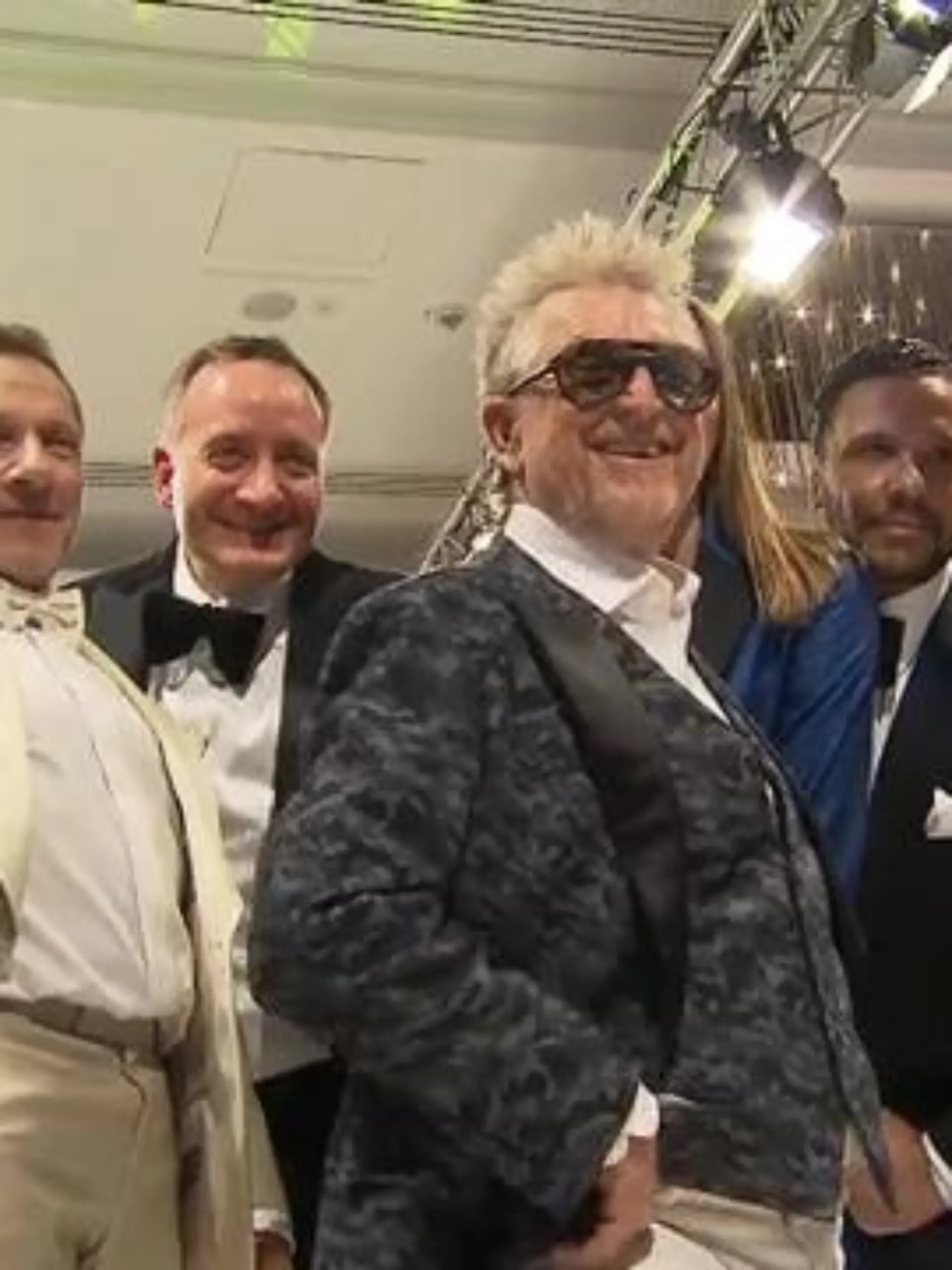 Mit dem Film „Das Boot“ wurde er bekannt, jetzt geht Schauspieler Martin Semmelrogge unter die Models und lief beim Event „Kleider machen Leute“ über den Laufsteg. Aber eigentlich möchte der Schauspieler viel lieber vor dem Traualtar stehen. Doch die Hochzeit von ihm und seiner Regine muss ständig verschoben werden. Woran das liegt, verraten wir im Video.