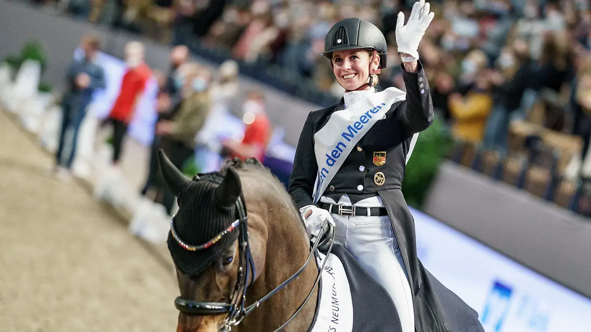 20.02.2022, Schleswig-Holstein, Neumünster: Pferdesport/Dressur: Weltcup, Grand Prix de Dressage. Jessica von Bredow-Werndl auf TSF Dalera BB wird nach dem Sieg im Turnier von den Zuschauern gefeiert. Foto: Axel Heimken/dpa +++ dpa-Bildfunk +++