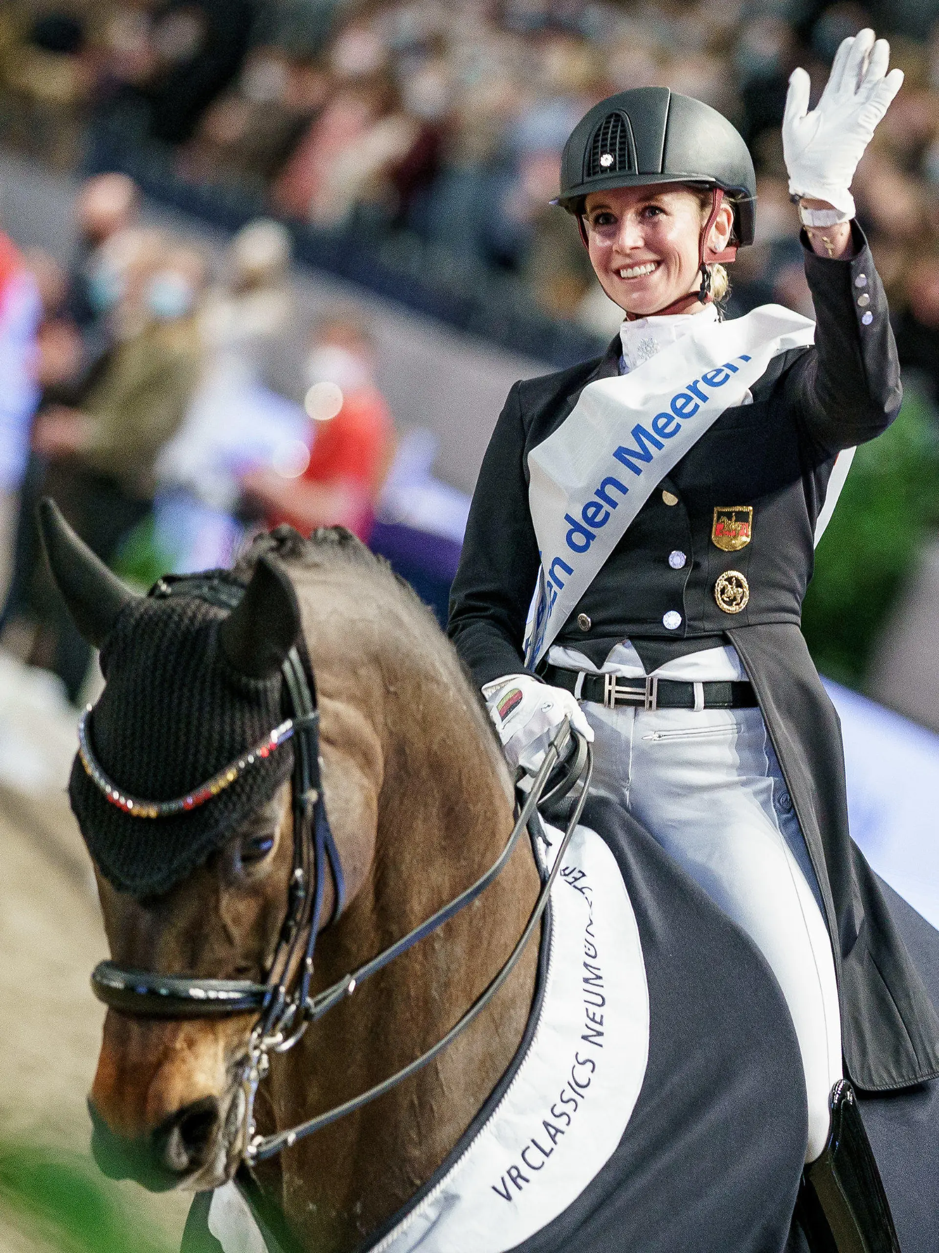 20.02.2022, Schleswig-Holstein, Neumünster: Pferdesport/Dressur: Weltcup, Grand Prix de Dressage. Jessica von Bredow-Werndl auf TSF Dalera BB wird nach dem Sieg im Turnier von den Zuschauern gefeiert. Foto: Axel Heimken/dpa +++ dpa-Bildfunk +++