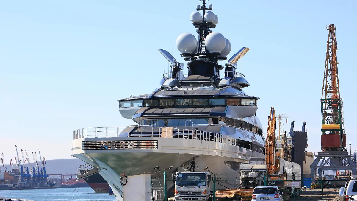 Russland, Yacht Nord von Alexei Mordaschow erreicht den Hafen von Wladiwostok  VLADIVOSTOK, RUSSIA - MARCH 31, 2022: Russian businessman Alexei Mordashov s Nord Yacht is pictured by Vladivostok Marine Terminal. The vessel left the Port of Victoria in Seychelles on March 12. The 142 meter long yacht, built at the German shipyard Lurssen and launched in 2021, is one of the biggest yachts in the world. Its approximate cost is about $300mln. The Italian authorities have seized a building complex owned by Mordashov on the Island of Sardinia. Mordashov, chairman of the Board of Directors at Severstal, was sanctioned by the European Union. Yuri Smityuk/TASS PUBLICATIONxINxGERxAUTxONLY TS12A529