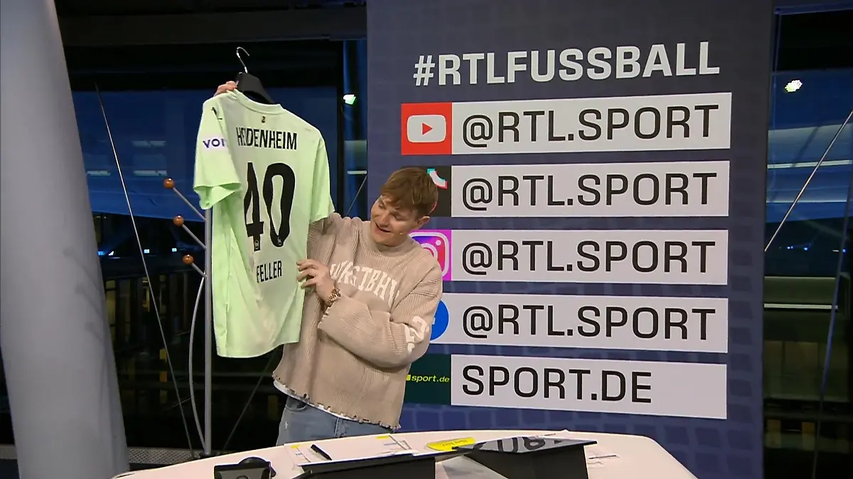 Social-Media-Host erhält unterschriebenes Feller-Trikot Conference League auf RTL+