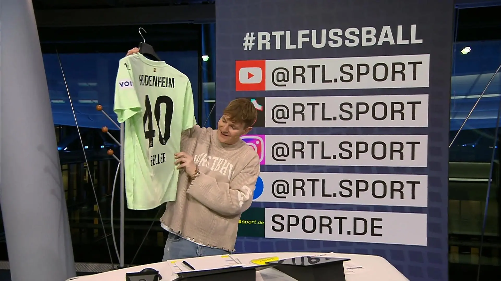 Social-Media-Host erhält unterschriebenes Feller-Trikot Conference League auf RTL+