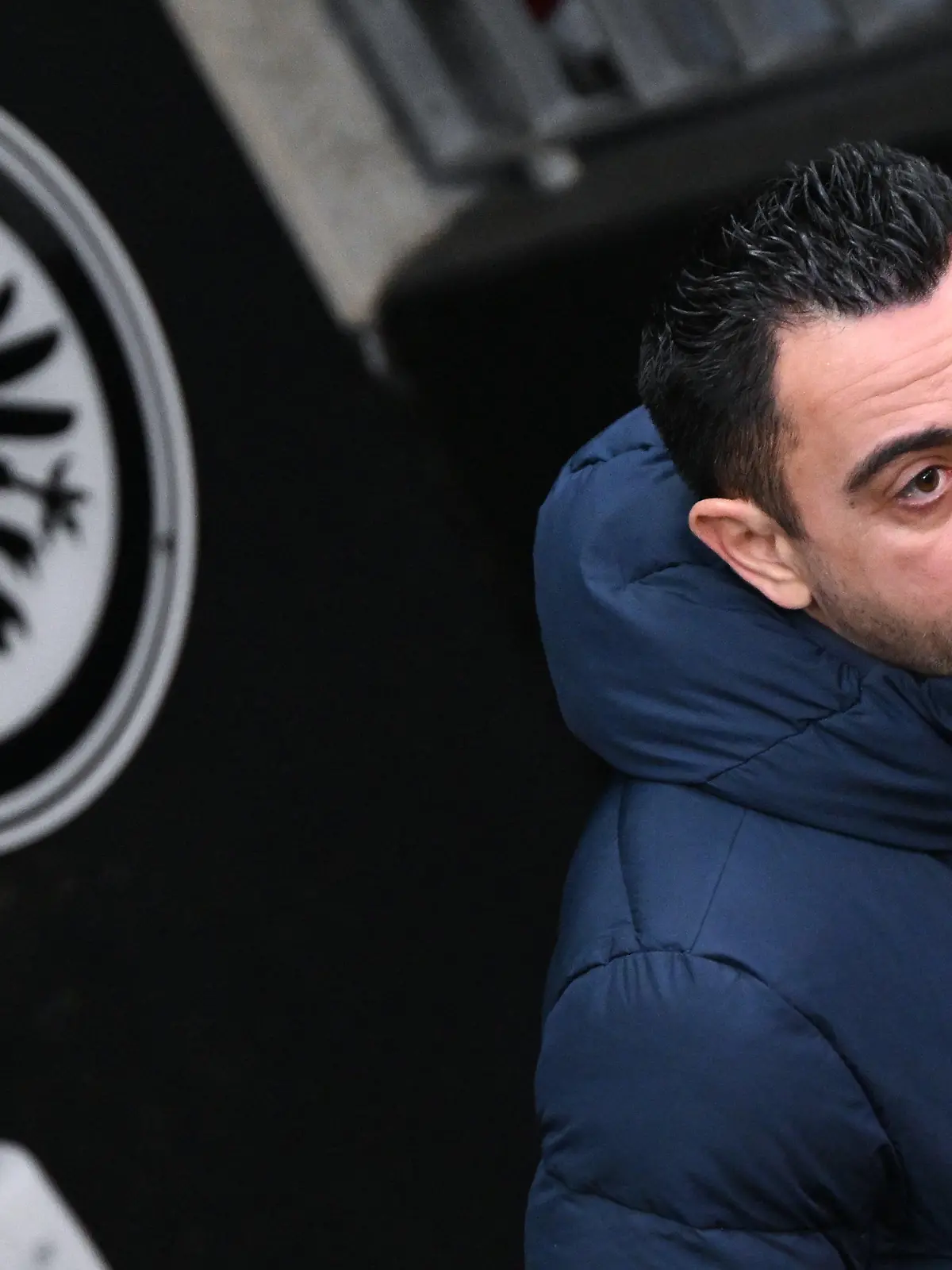 06.04.2022, Hessen, Frankfurt/Main: Cheftrainer Xavi Hernandez vom FC Barcelona kommt zum Abschlusstraining vor dem Europa-League-Hinspiel bei Eintracht Frankfurt aus dem Spielertunnel. Foto: Arne Dedert/dpa +++ dpa-Bildfunk +++