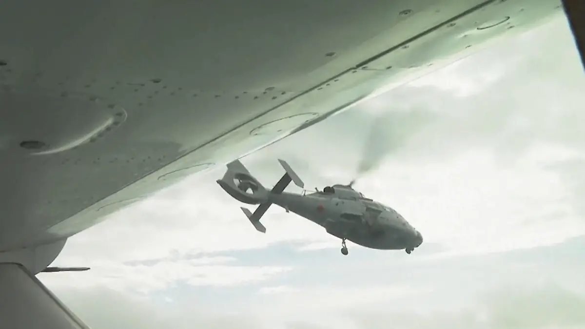 Nur drei Meter! Hubschrauber kommt Flugzeug gefährlich nah „Sie fliegen zu nah an uns ran!“