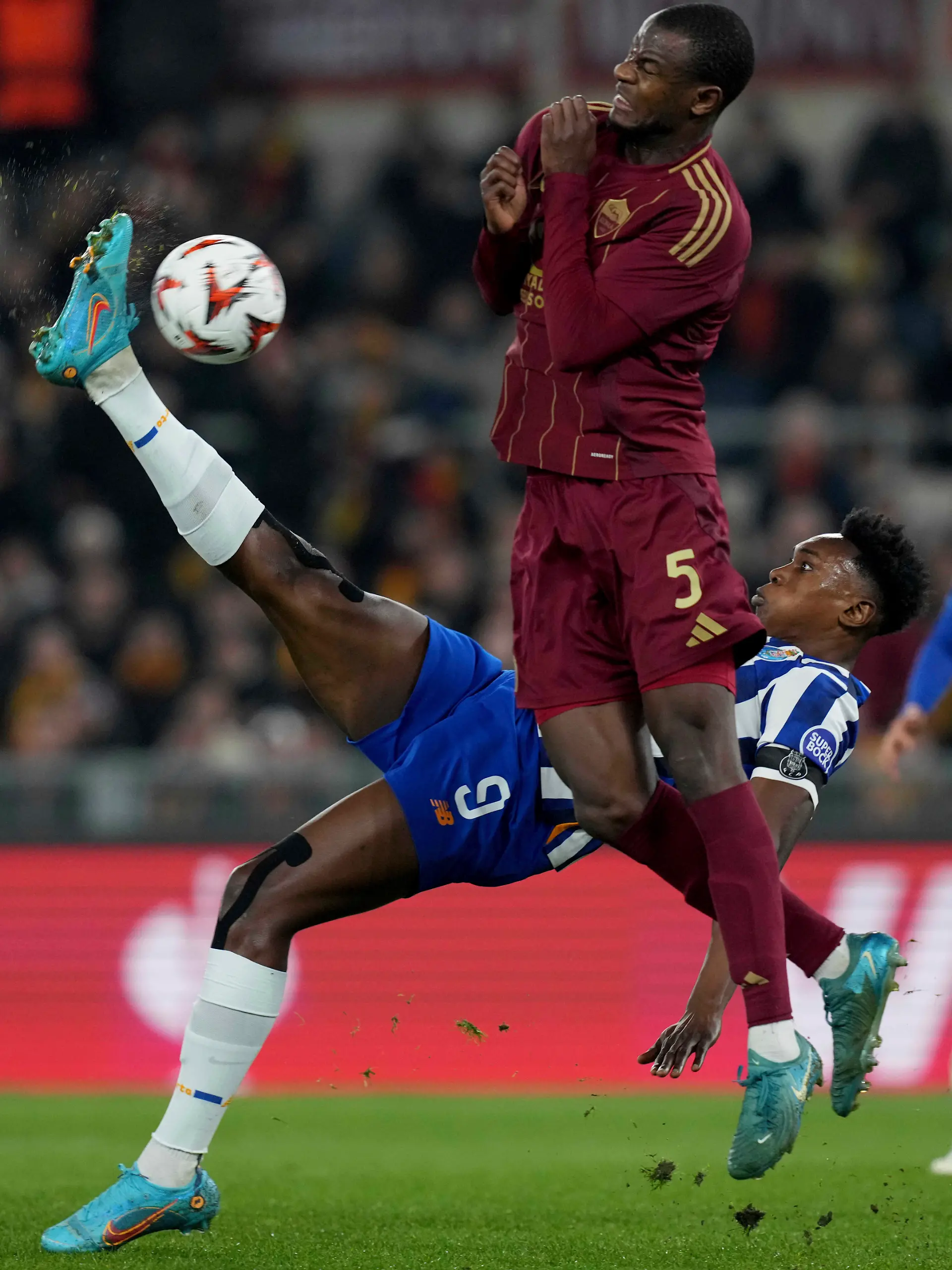 Samu vom FC Porto trifft in der Partie der Europa League zwischen AS Rom und FC Porto spektakulär mit einem Fallrückzieher zum zwischenzeitlichen 0:1. 